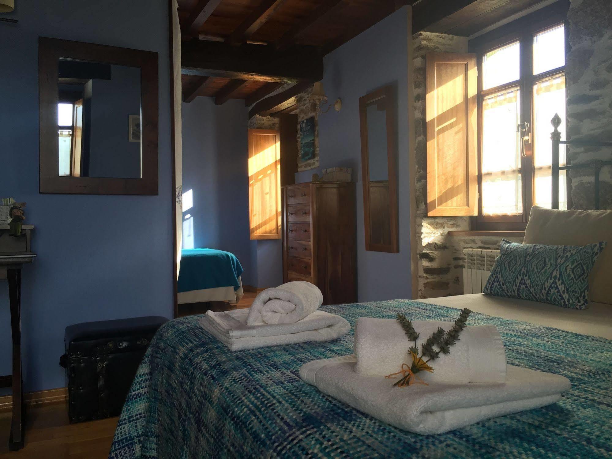 Os Tres Teixos Hotel Adelán Екстериор снимка