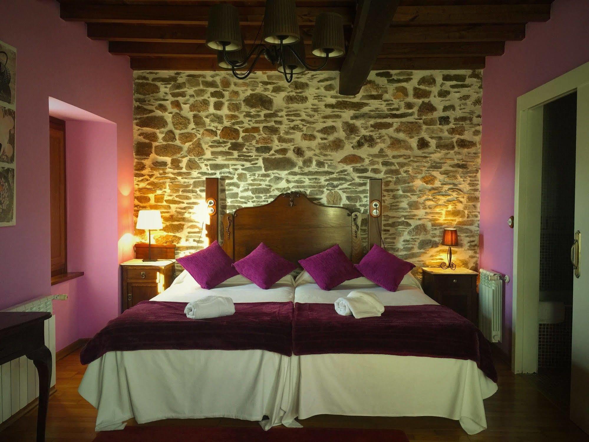 Os Tres Teixos Hotel Adelán Екстериор снимка