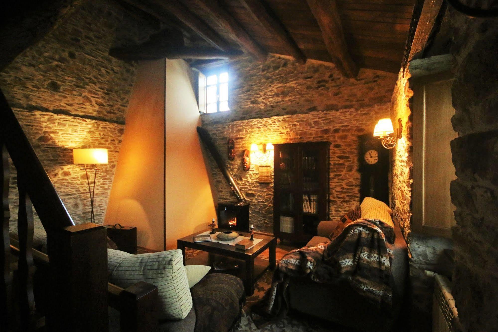Os Tres Teixos Hotel Adelán Екстериор снимка