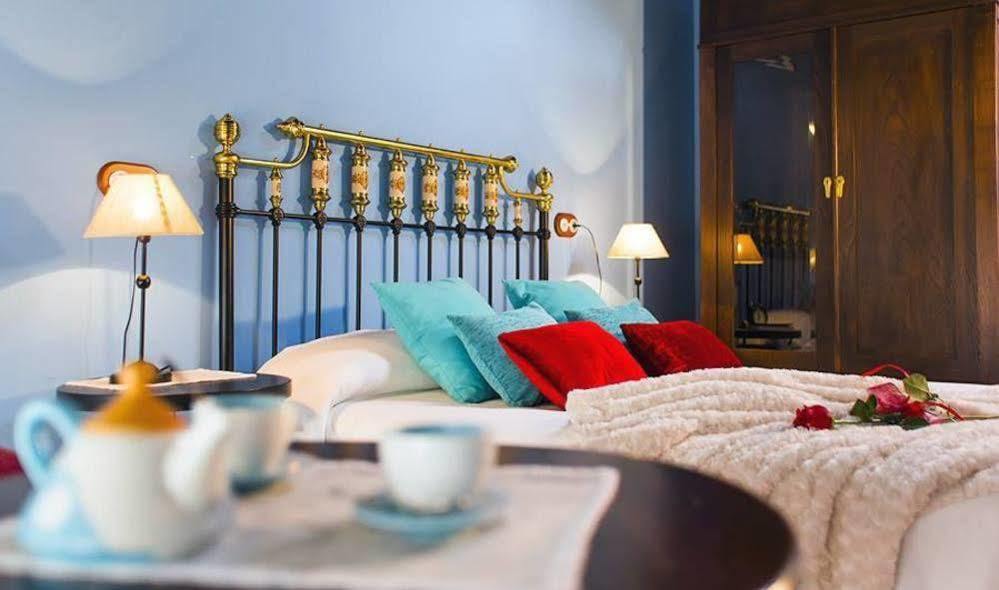 Os Tres Teixos Hotel Adelán Екстериор снимка