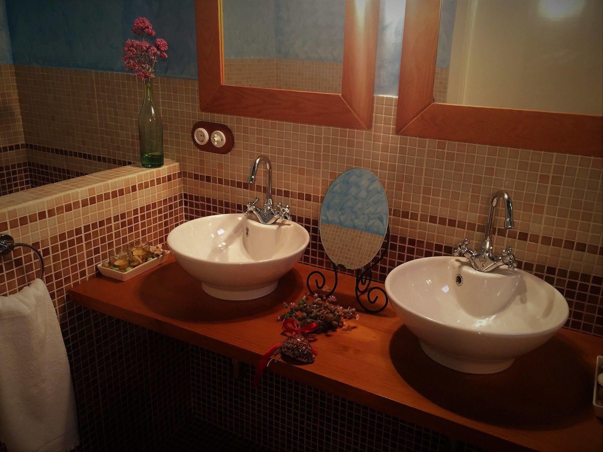 Os Tres Teixos Hotel Adelán Екстериор снимка