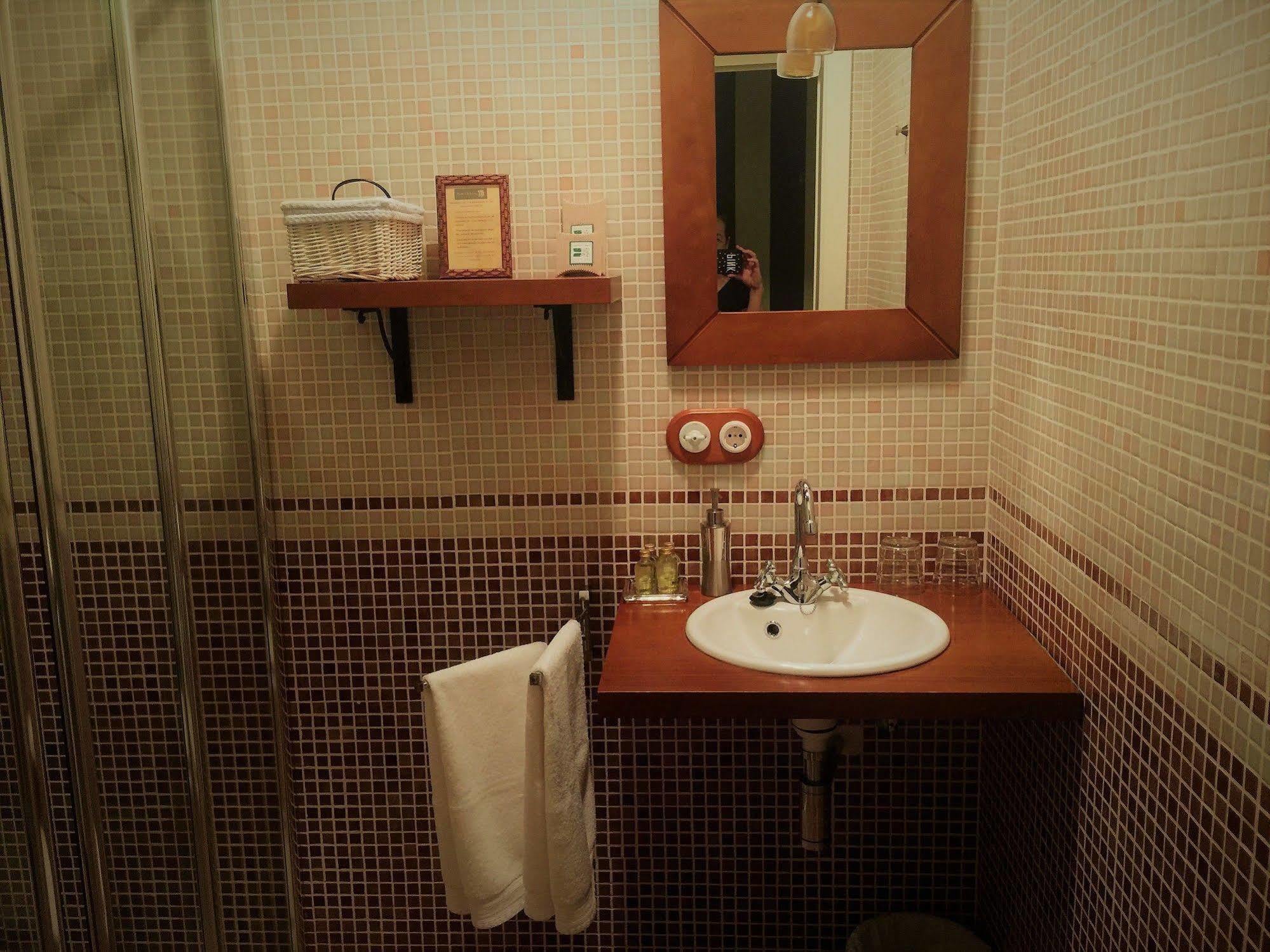 Os Tres Teixos Hotel Adelán Екстериор снимка