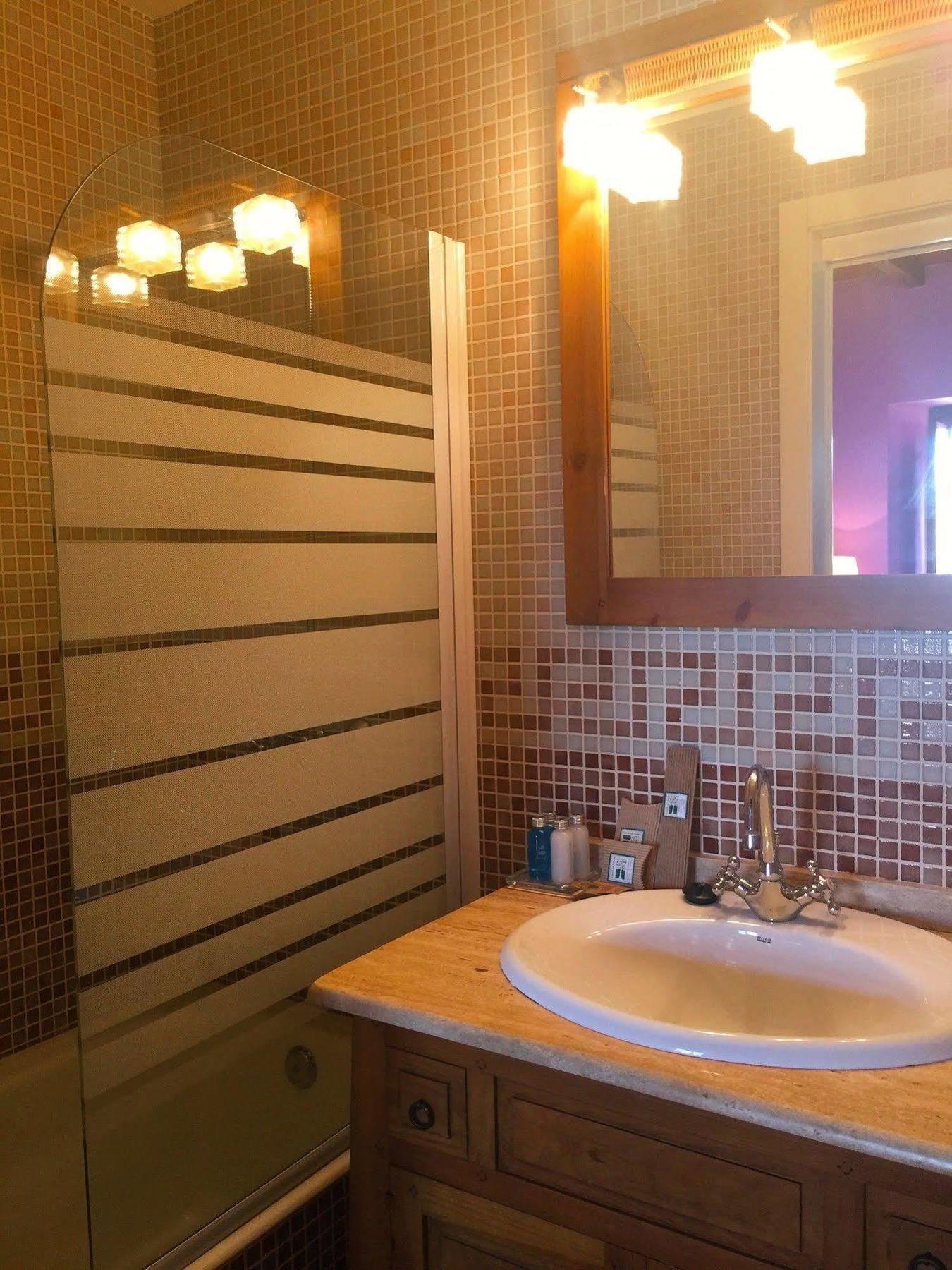 Os Tres Teixos Hotel Adelán Екстериор снимка
