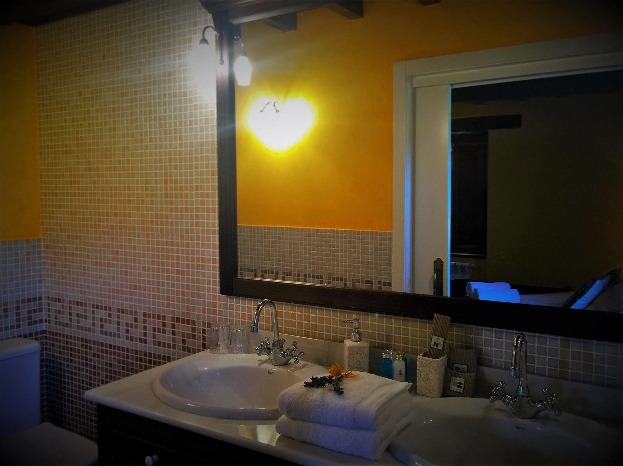 Os Tres Teixos Hotel Adelán Екстериор снимка