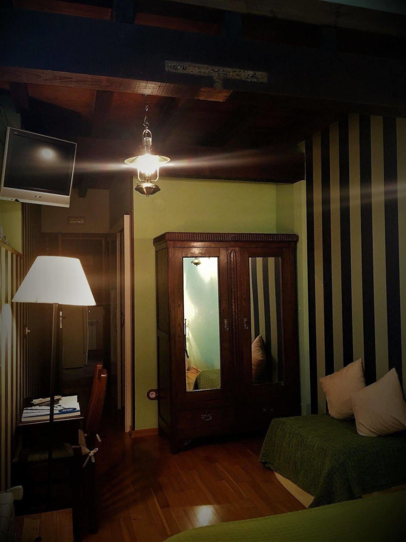 Os Tres Teixos Hotel Adelán Екстериор снимка