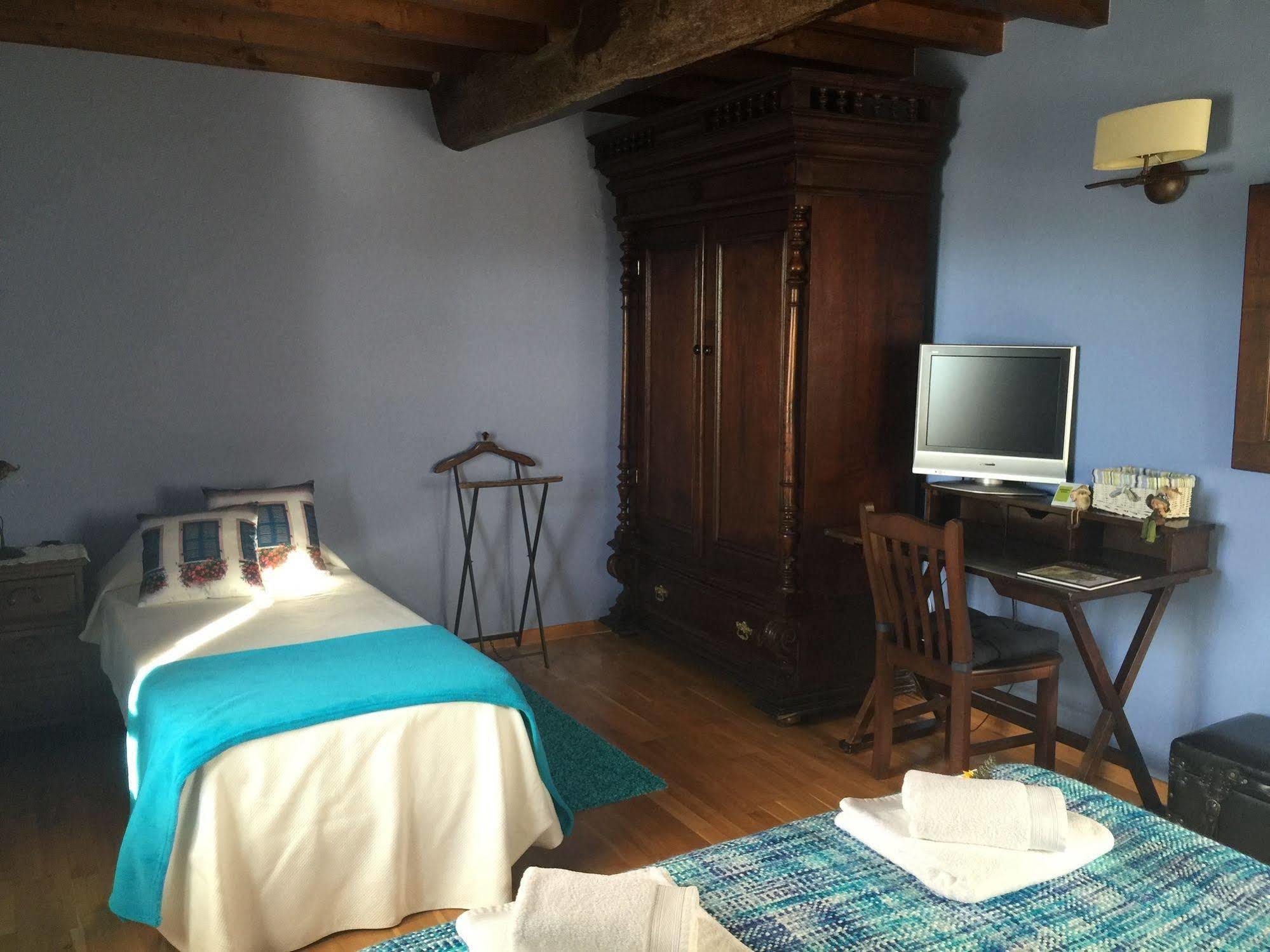 Os Tres Teixos Hotel Adelán Екстериор снимка