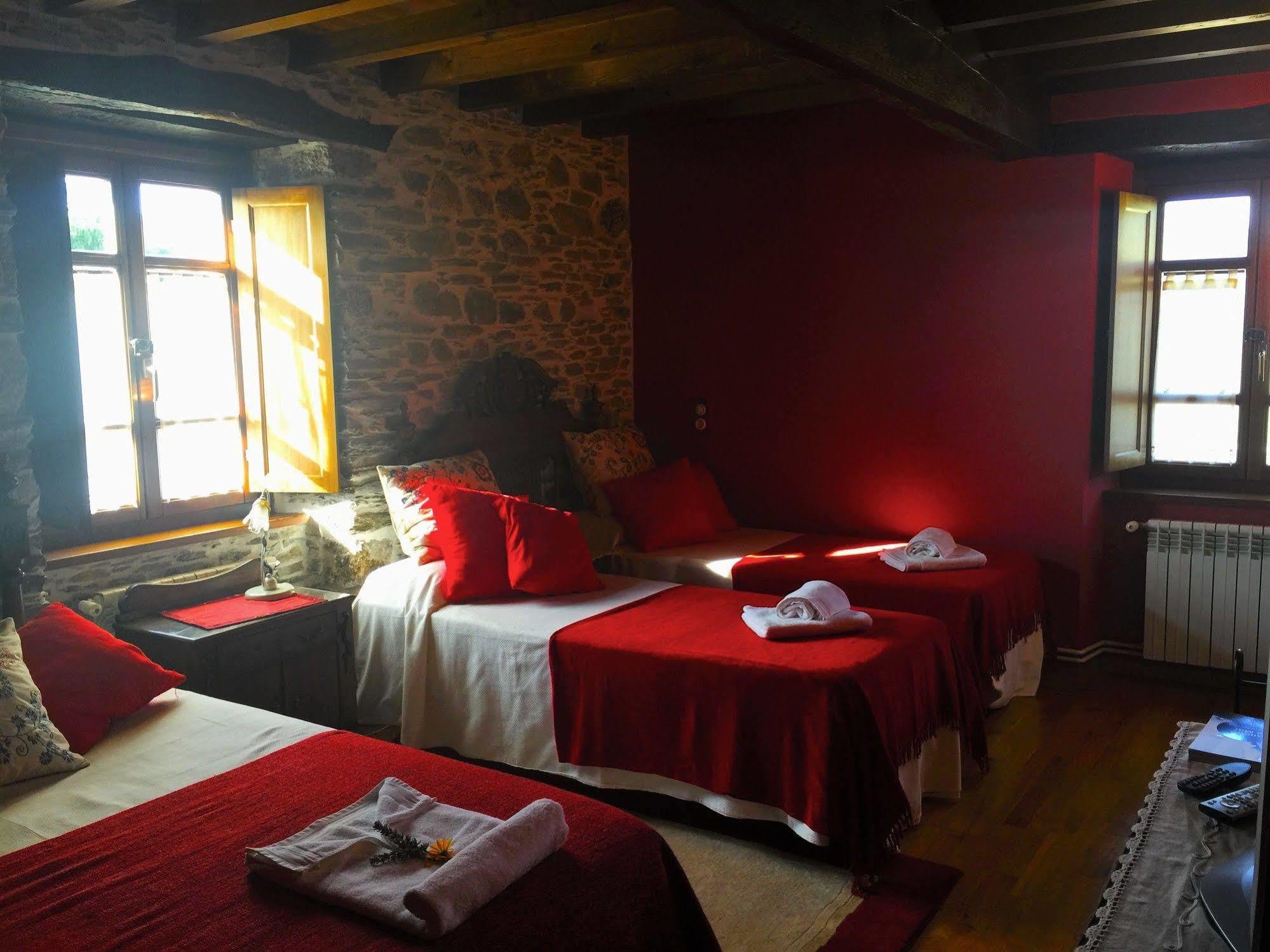Os Tres Teixos Hotel Adelán Екстериор снимка