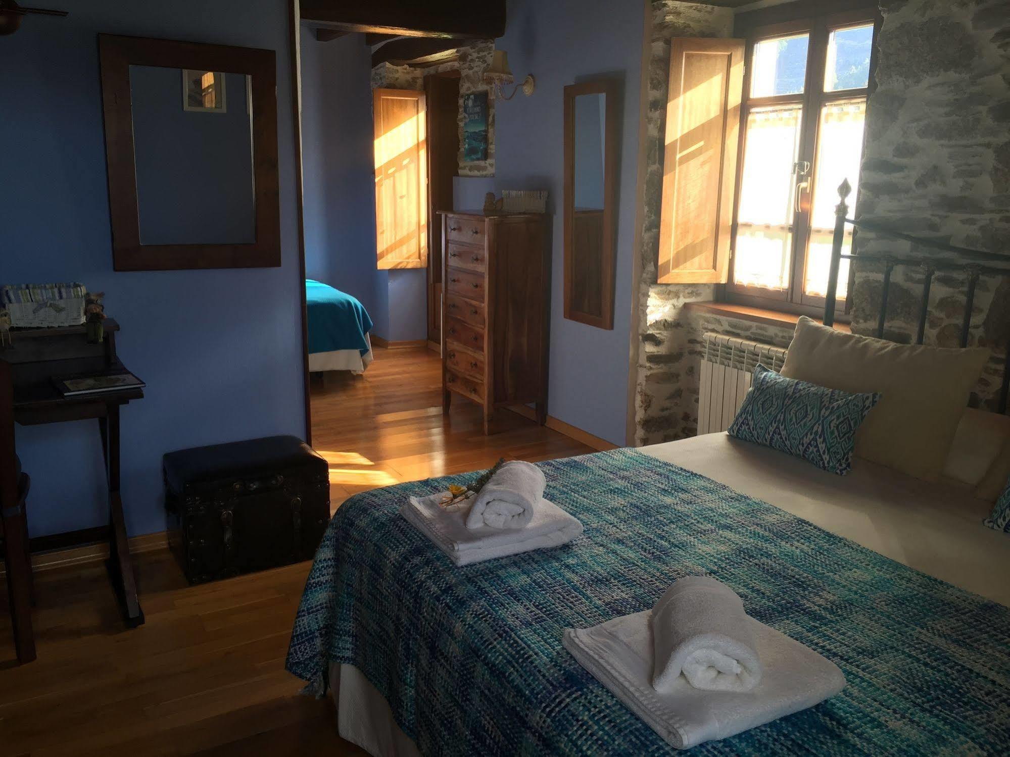 Os Tres Teixos Hotel Adelán Екстериор снимка
