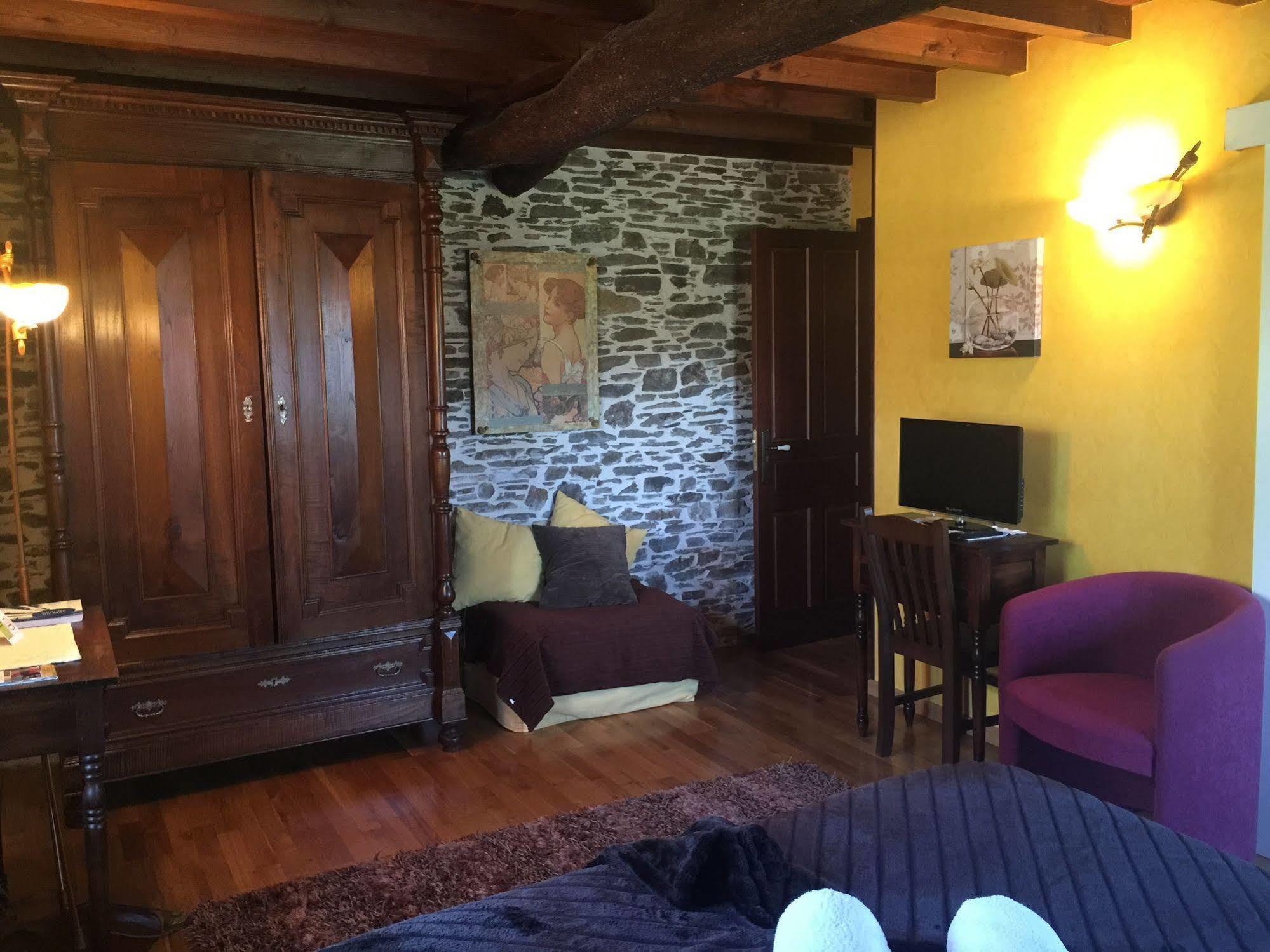 Os Tres Teixos Hotel Adelán Екстериор снимка