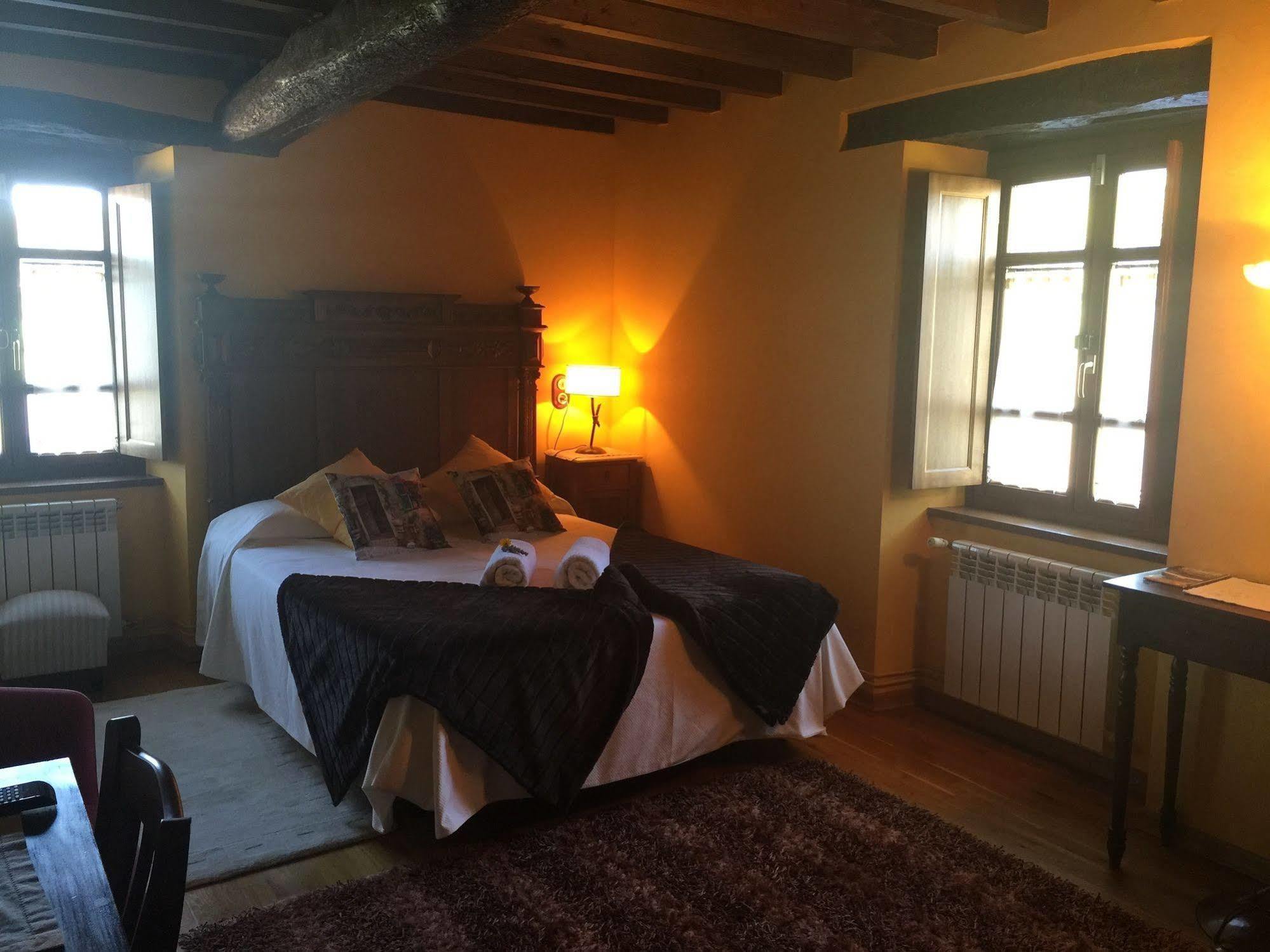 Os Tres Teixos Hotel Adelán Екстериор снимка