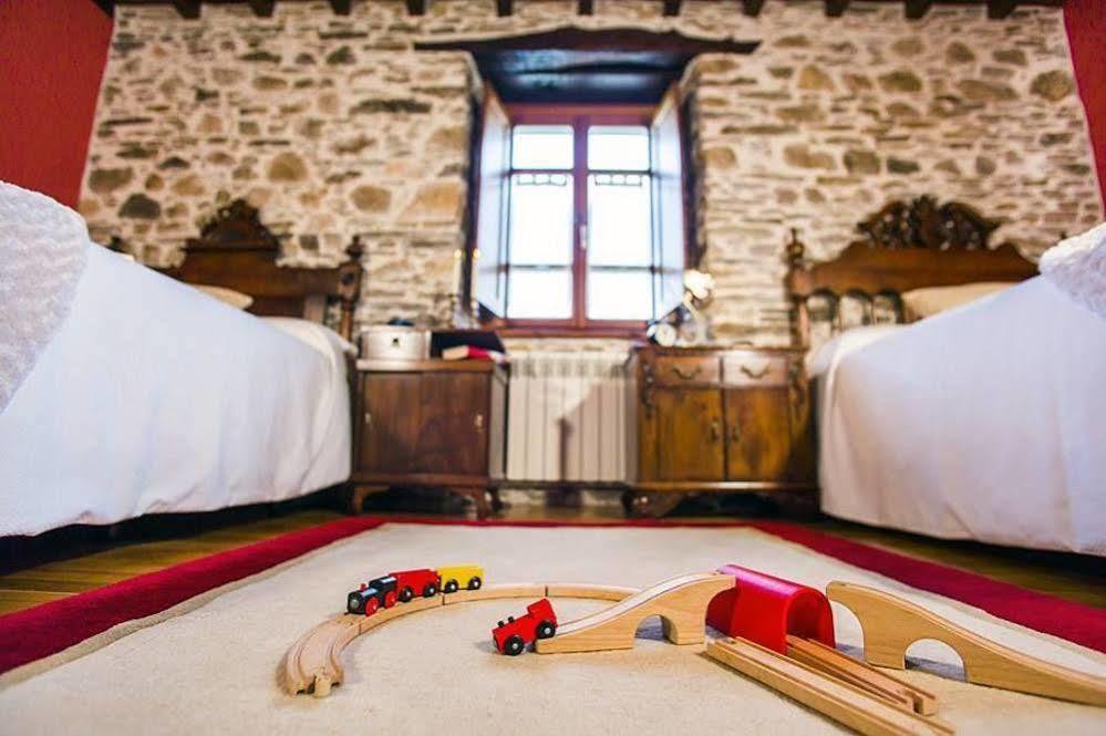 Os Tres Teixos Hotel Adelán Екстериор снимка