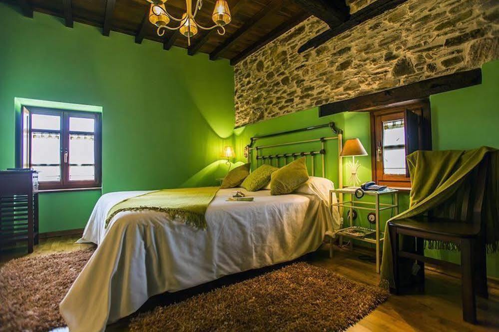 Os Tres Teixos Hotel Adelán Екстериор снимка