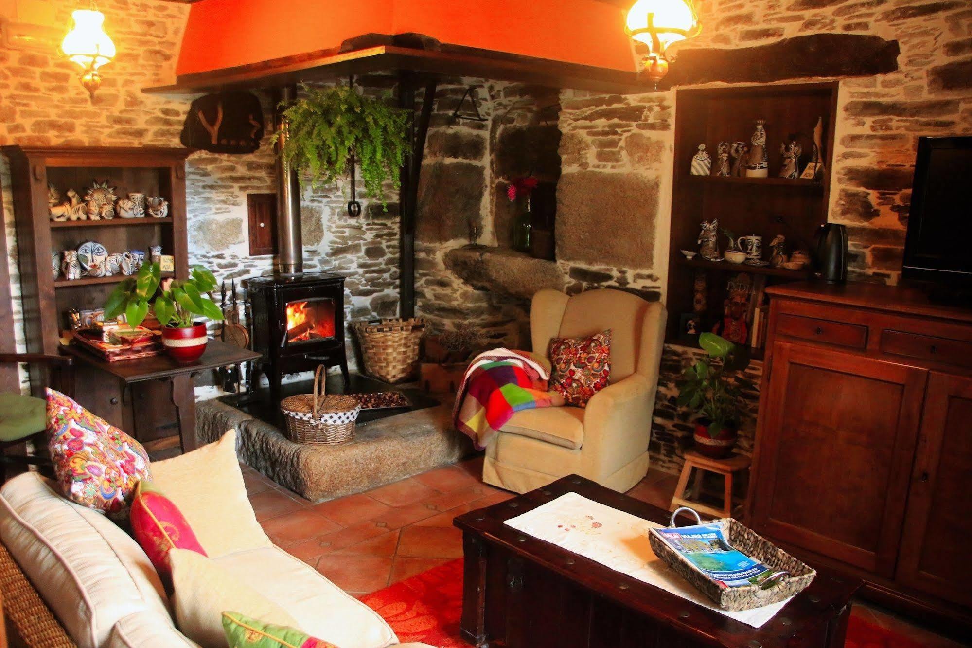 Os Tres Teixos Hotel Adelán Екстериор снимка